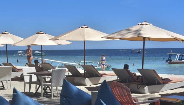 Ilustrasi: Sejumlah wisatawan berada di pinggiran pantai Gili Trawangan, Desa Gili Indah, Kecamatan Pemenang, Tanjung, Lombok Utara, NTB.(ANTARA FOTO/Ahmad Subaidi)