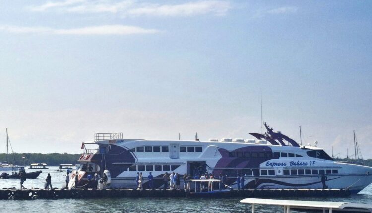Kapal Cepat rute Banyuwangi-Denpasar, saat berlabuh di Pelabuhan Serangan, Kota Denpasar, Bali, pada Kamis (24/7/2025). KOMPAS.com/ Yohanes Valdi Seriang Ginta(Yohanes Valdi Seriang Ginta)
