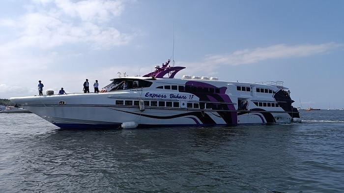 PERDANA - Penyeberangan perdana kapal Express Bahari dari Banyuwangi - Denpasar dan sandar di Pelabuhan Sira Angen, Serangan, Denpasar foto: Tribun Bali/Putu Supartika