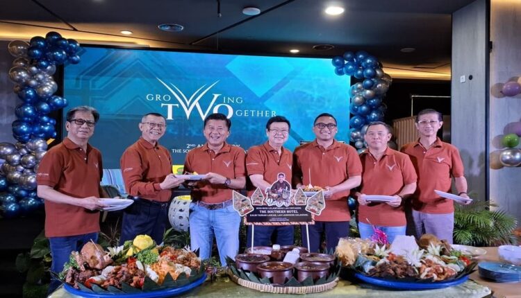 Dari kiri ke kanan Willy Sutanto Lie (Direksi), Sukamto Halim (Direksi), Samson Wongso (Direksi), Charlie Soehartono (Direksi), Kencana Herdianto (General Manager), Ronald Adrianto (Direksi), Adrian Tantra (Direksi). Bisnis/Rizcha Bulan Swaztika