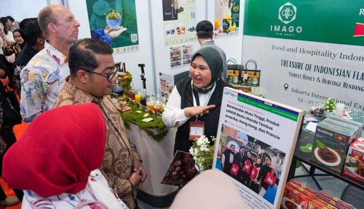 Menteri Ekonomi Kreatif (Menteri Ekraf) Teuku Riefky Harsya secara resmi membuka Food & Hospitality Indonesia (FHI) 2025. (Foto: Kemenekraf)