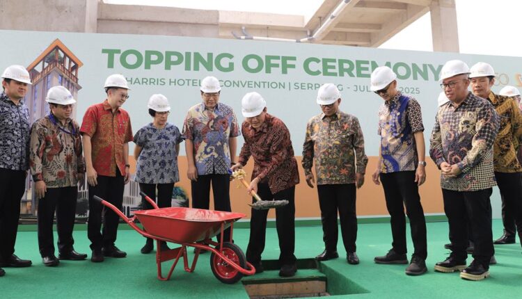 Prosesi Topping Off Harris Hotel./Istimewa
