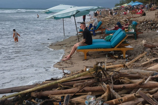 Nelayan mempersiapkan jaring untuk melaut di tengah sampah kiriman yang berserakan di kawasan Pantai Kedonganan, Badung, Bali, Jumat (27/12/2024). Foto: ANTARA FOTO/Nyoman Hendra Wibowo