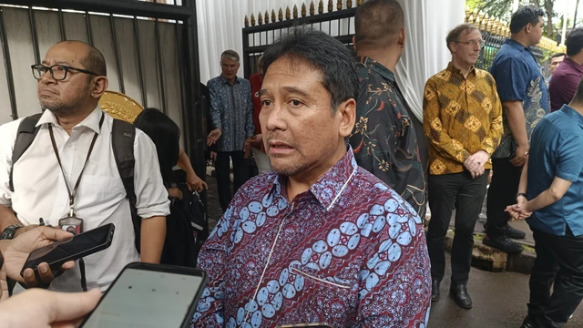 Ketua Umum Perhimpunan Hotel dan Restoran Indonesia (PHRI) Hariyadi BS Sukamdani di Rumah Dinas Menteri Investasi Rosan Roeslani, Jakarta, Selasa (1/4/2025). Foto: Muhammad Fhandra Hardiyon/kumparan