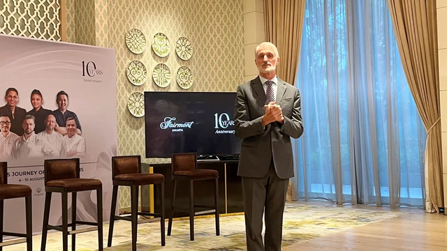 General Manager (GM) Fairmont Jakarta, Carlos Monterde dalam acara konferensi pers perayaan ulang tahun ke-10 Fairmont Jakarta yang bertajuk "A Timeless Journey of Celebrations" pada Senin (4/8/2025). Foto: Gitario Vista Inasis/kumparan