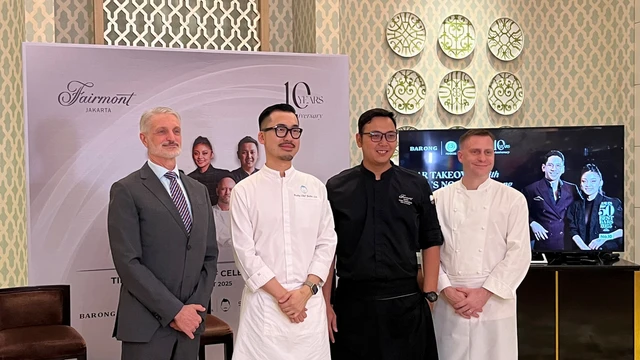 General Manager (GM) Fairmont Jakarta, Carlos Monterde (kiri) bersama para chef dalam acara konferensi pers perayaan ulang tahun ke-10 Fairmont Jakarta yang bertajuk "A Timeless Journey of Celebrations" pada Senin (4/8/2025). Foto: Gitario Vista Inasis/kumparan
