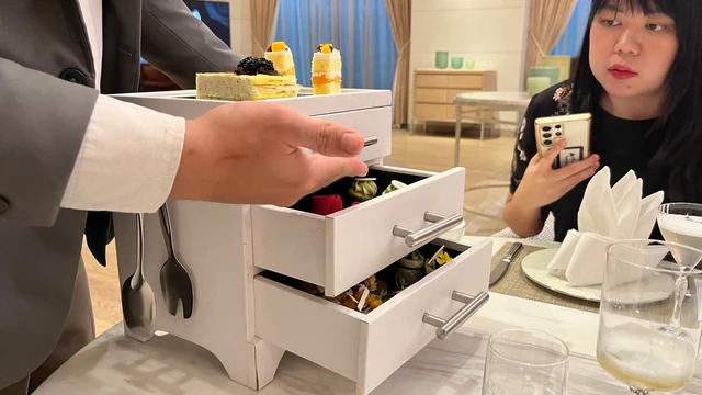 Award-winning afternoon tea persembahan chef pastry asal Korea, Justin Lee, di Peacock Lounge. Foto: Gitario Vista Inasis/kumparan