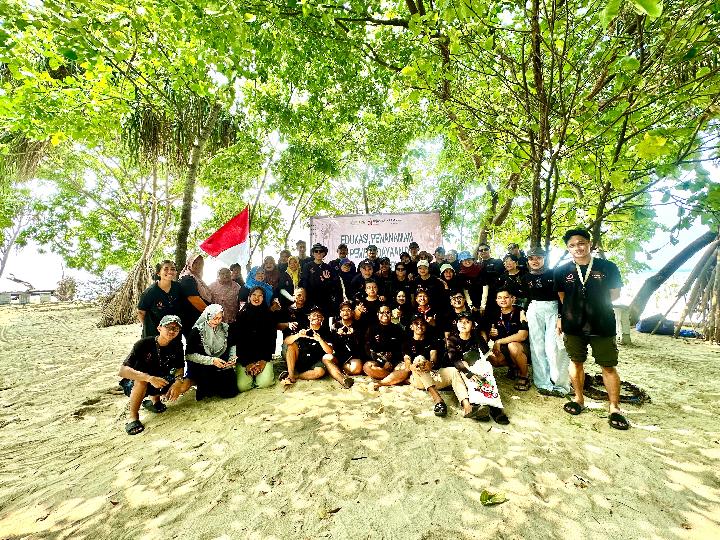 Hotel Aryaduta Menteng bersama Penjaga Laut, menggelar penanaman 1.000 bibit mangrove di Pulau Pari.