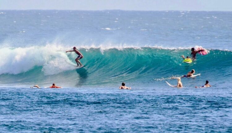 Sejumlah peserta saat mengikut lomba selancar di Festival Lakey di Kabupaten Dompu, Nusa Tenggara Barat (NTB), Kamis (17/7/2025). (DOK. Humas Pemkab Dompu)