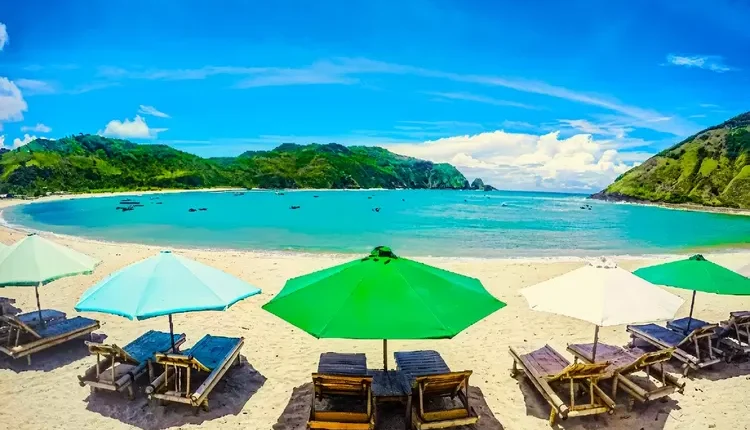 Menikmati Keindahan Pantai Mawun di Nusa Tenggara Barat: Pasir Putih, Air Jernih, dan Damai yang Menawan Hati (instagram.com/sewamobillombok) foto: sumenep.jatimnetwork.com