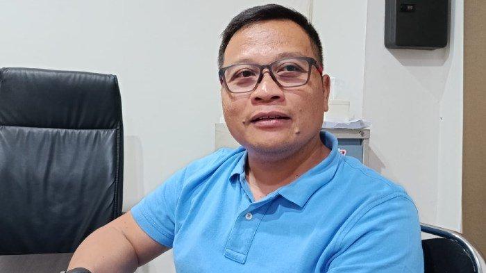 ROYALTI MUSIK - I Made Adiyasa Kurniawan, ketua Asosiasi Hotel Mataram (AHM), saat ditemui di Nutana Hotel, Selasa (13/8/2025) malam. Mereka kaget menerima tagihan royalti musik. foto: TRIBUNLOMBOK.COM/SIRTUPILLAILI 