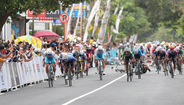 Para pembalap saat adu sprint di Tour de Banyuwangi Ijen (TdBI) 2024 lalu. (Foto: Dok. Humaskab).