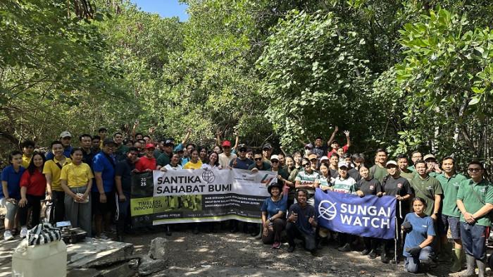 Dalam rangka menyambut ulang tahun ke-44, Santika Indonesia Hotels & Resorts kembali menggelar aksi bersih-bersih lingkungan secara serentak dalam program “Santika Sahabat Bumi” di seluruh jaringan hotelnya di Indonesia, yaitu Amaris Hotel, Kampi Hotel, Hotel Santika, Hotel Santika Premiere, The ANVAYA, The Kayana, dan The Samaya, pada tanggal 22 Agustus 2025. foto: Istimewa