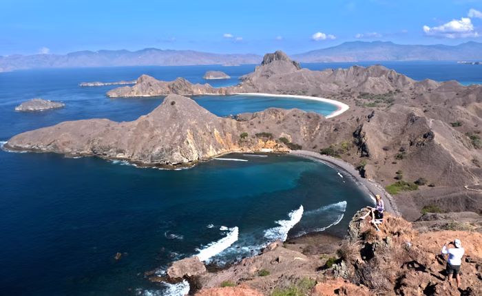 Pengunjung menikmati pemandangan dari puncak Pulau Padar, kawasan Taman Nasional Komodo.(MI/Susanto)