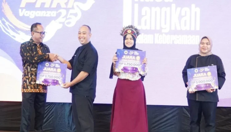 Angga Mirza yang mewakili Grand Candi Hotel Semarang, menerima penghargaan yang diserahkan oleh Wakil Wali Kota Semarang Iswar Aminuddin dalam acara Lomba Tumpeng PHRI Vaganza 2025 Tingkat Jawa Tengah. /Foto: Istimewa