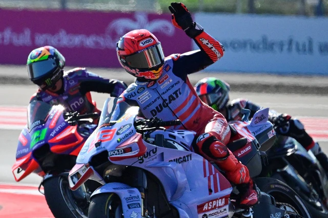 Pembalap Gresini Racing MotoGP Marc Marquez melambaikan tangan setelah berhasil meraih posisi ketiga pada balapan sprint MotoGP di Pertamina Mandalika International Street Circuit, Lombok Tengah, NTB, Sabtu (28/9/2024). Foto: Bay Ismoyo/AFP