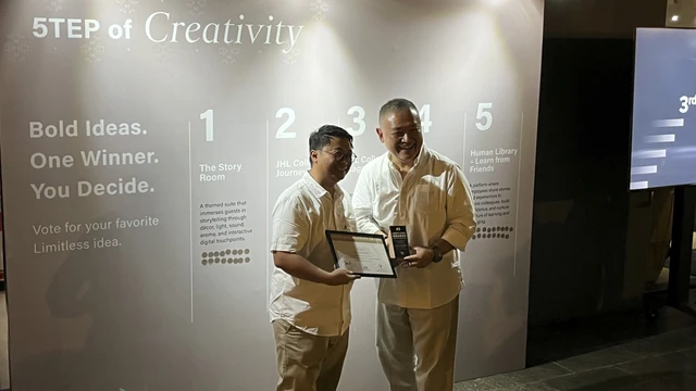 Pemberian penghargaan terhadap ide-ide terbaik di acara JHL Collection' 5th Anniversary "5TEPS to the Future" yang digelar di kawasan BSD Tangerang pada Kamis (28/7/2025). Foto: Gitario Vista Inasis/kumparan