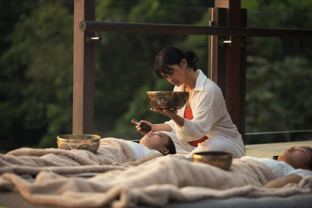 Sesi sound healing di Garrya Bianti Yogyakarta, menghadirkan ketenangan dan relaksasi bagi tamu di tengah suasana alam terbuka. Foto: Dok. Garrya Bianti