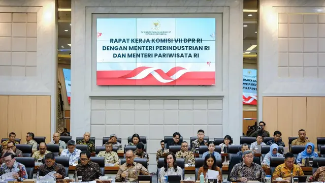 Jajaran Kementerian Pariwisata dalam rapat kerja dengan Komisi VII DPR RI. (dok. Biro Komunikasi Publik Kemenpar)