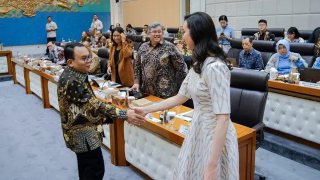 Menteri Pariwisata Widiyanti Putri Wardhana berjabat tangan dengan Ketua Komisi VII DPR Saleh Partaonan Daulay. (dok. Biro Komunikasi Publik Kemenpar)