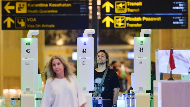 Wisatawan mancanegara menjalani pemeriksaan keimigrasian di pintu otomatis (autogate) di Terminal Kedatangan Internasional Bandara Internasional I Gusti Ngurah Rai, Badung, Bali, 27 Desember 2024. ANTARA/Fikri Yusuf