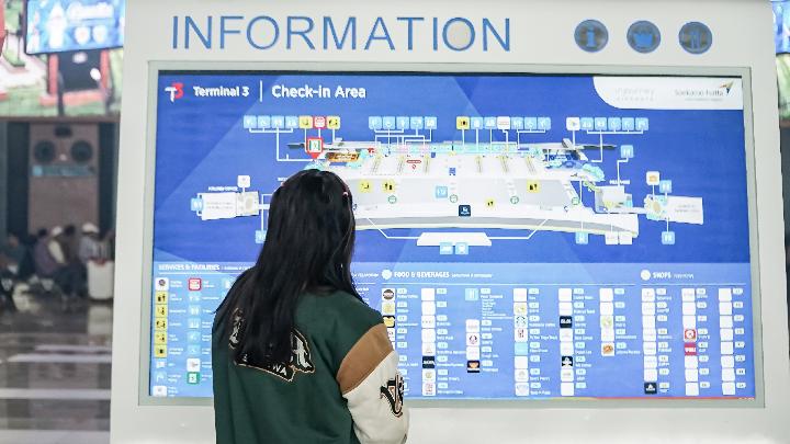 Salah seorang penumpang sedang mengamati papan informasi Terminal 3 Bandara Soekarno-Hatta. InJourney Airports telah banyak bertransformasi sehingga menjadi gerbang wajah baru Indonesia. Dok. InJourney Airports