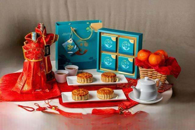 Parsel eksklusif untuk Festival Kue Bulan yang dikemas dalam kotak elegan. (Foto: Wyndham Opi Hotel Palembang/RRI)