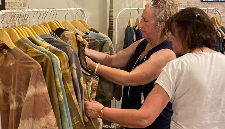 Tamu Hotel melihat koleksi fashion yang dipamerkan di Lobby Hotel (Foto: Tegar Kanugran)