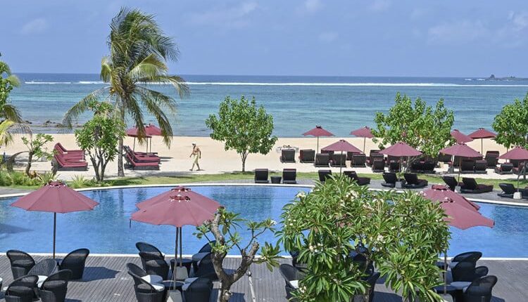 Wisatawan mancanegara berjalan di area kolam renang Hotel Pullman Lombok di KEK Mandalika, Kuta, Praya, Lombok Tengah, NTB, Senin (29/9/2025). ANTARA FOTO/Ahmad Subaidi