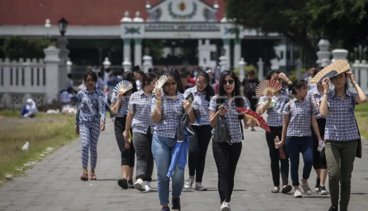 Wisatawan mengunjungi kompleks Keraton Yogyakarta, Daerah Istimewa Yogyakarta (DIY), Selasa (18/10). Menurut data Dinas Pariwisata DIY saat ini tercatat pendapatan APBD sektor pariwisata dari kontribusi wisatawan domestik luar DIY mencapai Rp7,2 triliun sedangkan wisatawan domestik DIY sekitar Rp600 miliar. ANTARA FOTO/Andreas Fitri Atmoko/aww/16.