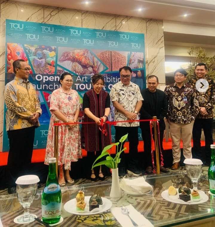 Kadis pariwisata Esther Mamangkey memulai Art Exhibition di Aston Manado