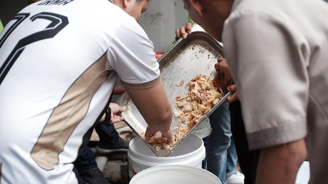 Proses pengumpulan dan pengolahan limbah makanan menjadi pupuk untuk mendukung program zero waste. (dok. Liputan6.com/Fauzan)