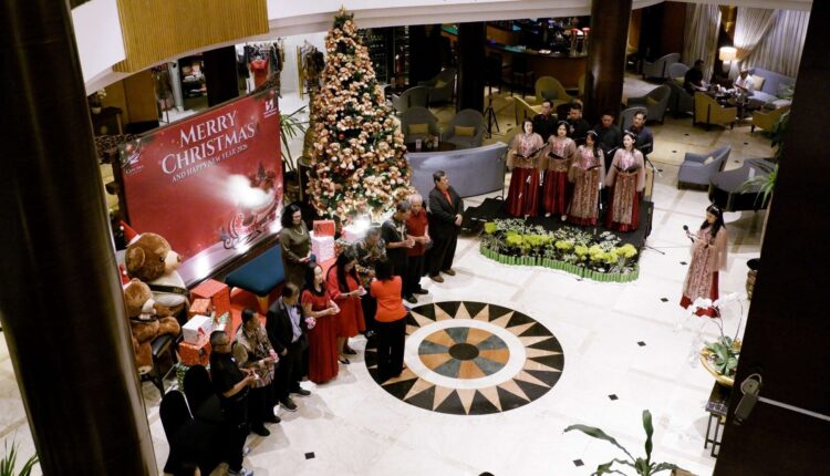 Hotel Ciputra Semarang menggelar tradisi acara tahunan Christmas Tree Lighting di lobi hotel. (Foto: Hotel Ciputra)