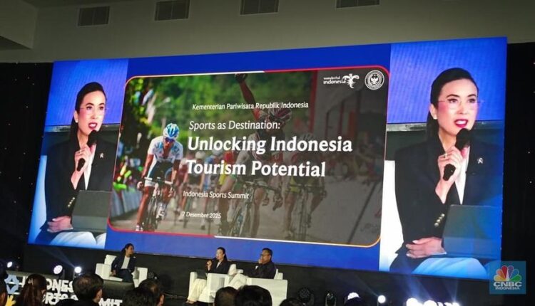 Foto: Menteri Pariwisata (Menpar) Widiyanti Putri Wardhana dalam acara Indonesia Sports Summit 2025 di Indonesia Arena GBK, Jakarta, Minggu (7/12/2025). (CNBC Indonesia/Martyasari Rizky)
