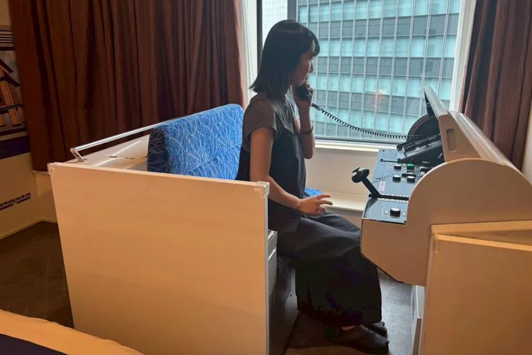 Tokyo Bay Ariake Washington Hotel menawarkan sensasi menginap di kamar dengan interior bertema kereta api Yurikamome. Dilansir dari Soranews24, ada kabin masinis kereta api Yurikamome asli yang dihadirkan di dalam kamar hotel. Kabin itu lengkap dengan panel control yang biasa digunakan oleh masinis yang bertugas.(Dok. Soranews24)