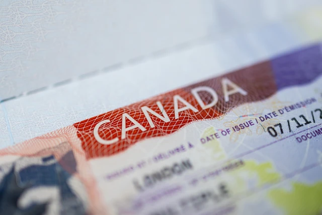 Ilustrasi paspor atau visa Kanada. Foto: aileenchik/Shutterstock