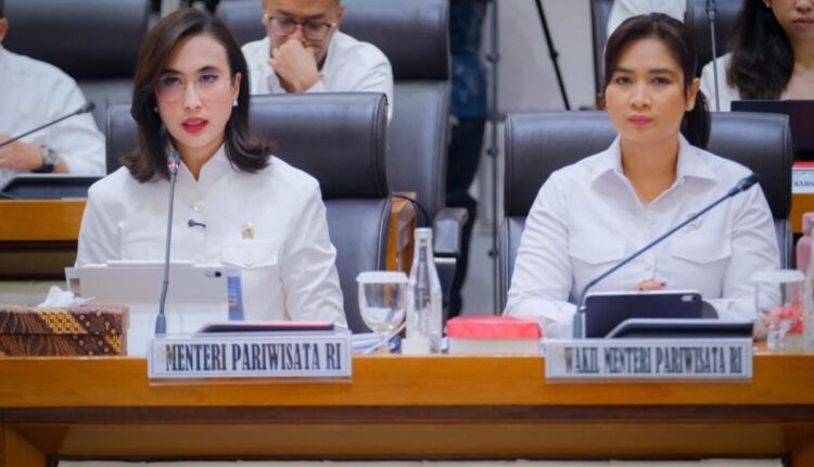 Menteri Pariwisata Widiyanti Putri Wardhana (kiri) dan Wakil Menteri Pariwisata Ni Luh Puspa (kanan) saat hadir dalam Rapat Kerja Kementerian Pariwisata bersama Komisi VII DPR RI terkait pembahasan program kerja Kementerian Pariwisata Tahun Anggaran 2026 di Ruang Rapat Kerja Komisi VII, Senayan, Jakarta (3/6/2026).(Dok. Kementerian Pariwisata)