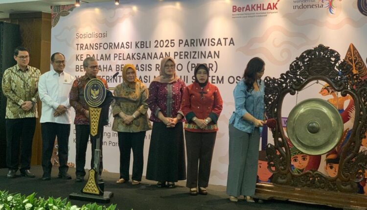 Wakil Menteri Pariwisata (Wamenpar) Ni Luh Puspa bersama jajaran Kemenpar dan BPS dalam agenda Sosialisasi Transformasi KBLI Pariwisata 2025 ke dalam Pelaksanaan Perizinan Berusaha Berbasis Risiko yang Terintegrasi melalui Sistem OSS di Hotel Sahid, Jakarta, Rabu (8/7/2026).(Kompas.com/Krisda Tiofani)