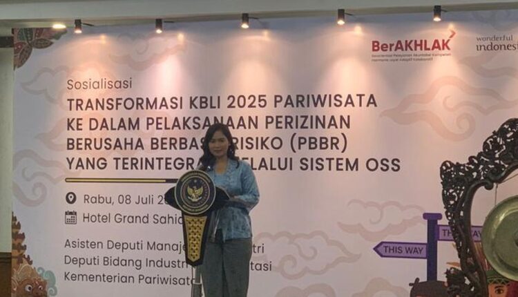 Wakil Menteri Pariwisata (Wamenpar) Ni Luh Puspa dalam agenda Sosialisasi Transformasi KBLI Pariwisata 2025 ke dalam Pelaksanaan Perizinan Berusaha Berbasis Risiko yang Terintegrasi melalui Sistem OSS di Hotel Sahid, Jakarta, Rabu (8/7/2026).(Kompas.com/Krisda Tiofani)